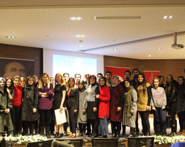 21.12.2017 tarihinde okulumuz konferans salonunda Sosyal Çalışma Kulübü ve Sosyal Hizmet Bölümü olarak düzenlenen “İntiharın Nedenleri” konulu seminerde intiharın temelinde yatan sebepler detaylı bir şekilde öğrencilere anlatıldı.