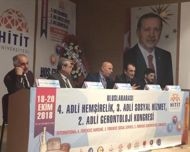 18-20 Ekim 2018 günlerinde Adli Bilimler Derneği tarafından Çorum Hitit Üniversitesinde yapılan Adli Hemşirelik, Adli Sosyal Hizmet ve Adli Gerontoloji Kongresine Adli Gerontoloji Komisyon Başkanı olarak düzenleme kurulunda yeralan Prof. Dr. Tomanbay, Adli Gerontoloji ve Sosyal Çalışma konulu bir sunum yaptı. Bölümümüzde ders veren Kemal Güdek, M.A. da kongreye katıldı ve bir sunum yaptı.